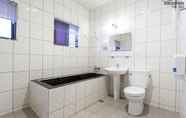 Toilet Kamar 7 Anshun Hotel