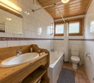 In-room Bathroom 6 Chalet Bluebell