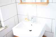 In-room Bathroom White House Deluxe Castrop Rauxel