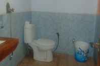 Toilet Kamar Del Mar Home Stay and Cafe