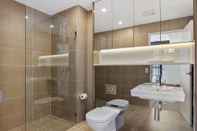 In-room Bathroom Wyndel Stunning One Bedroom