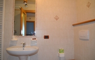 In-room Bathroom 6 Residence Baia dei Pini