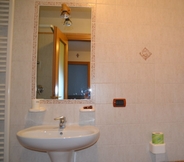 In-room Bathroom 6 Residence Baia dei Pini