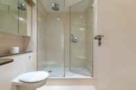 Phòng tắm bên trong Austin David Apartments - Stylish
