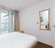 Bedroom 6 Austin David Trendy Apartment near ExCeL