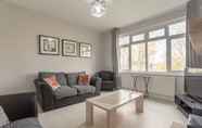 Common Space 3 Modern 2 Bedroom Apartment in Morden