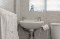 In-room Bathroom Stylish Apartment near Battersea Park