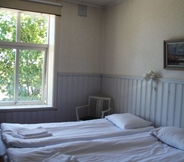 Bedroom 3 Mjällbyhus Pensionat & Stugby