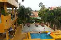 Swimming Pool Pulsawat Palm Resort