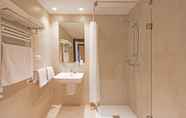 In-room Bathroom 4 Hotel Hormilla