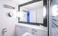 In-room Bathroom 4 B&B Hotel Belfort Bessoncourt