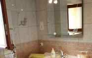In-room Bathroom 5 Le Domaine de la Dame Blanche