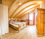 Bedroom 6 Downtown Suite Alpi near Garmisch-Partenkirchen Ski Resort