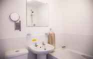 In-room Bathroom 7 Millies Hayfield