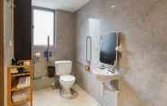 Toilet Kamar 3 The Otto Hotel