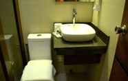 Toilet Kamar 2 Mystique Lane Drive In Hotel