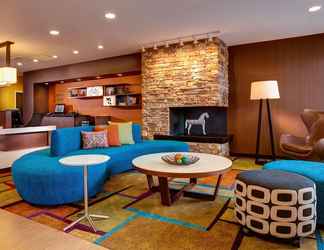 Lobi 2 Fairfield Inn & Suites by Marriott Charlottesville Downtown/University Area