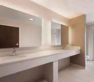 In-room Bathroom 7 Fairfield Inn & Suites by Marriott Charlottesville Downtown/University Area