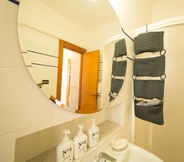 In-room Bathroom 4 La Lampara Sea View Terrace Apartment With AC