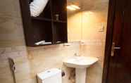 Toilet Kamar 4 Gardens View Aparthotel