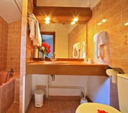 In-room Bathroom 7 Le Clos Grand