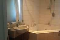 Toilet Kamar Delamain Holiday House and B&B