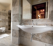 In-room Bathroom 7 Castello delle Serre