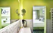 Kamar Tidur 2 MOMENTS Boutique Hotel