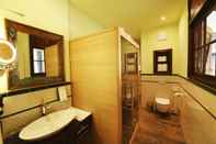 Toilet Kamar MOMENTS Boutique Hotel