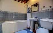 Toilet Kamar 7 Holiday Cottages and North Star Apartment