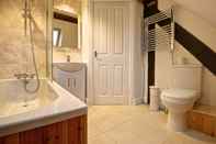 In-room Bathroom Holiday Cottages and North Star Apartment