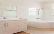 In-room Bathroom 6 The Apartment Service DARL3