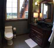 In-room Bathroom 7 Tranquil Waters Inn