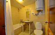 Toilet Kamar 7 Hotel Pine Palace Resort