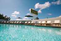 Hồ bơi Skyview Hotel - 21 & Over Pool
