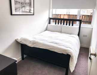 Bedroom 2 Entire 2 Bedroom Flat Next to Kings College