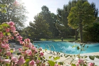 Swimming Pool Hôtel La Roseraie