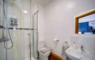 In-room Bathroom 6 Ynys Arms