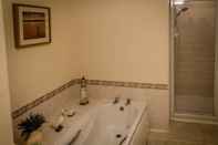 In-room Bathroom Ardencraig  HouseApartments