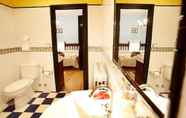 In-room Bathroom 2 Hotel Casa de Indianos Don Tomas
