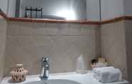 In-room Bathroom 2 Borgo Sant'Ambrogio Resort