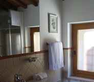 In-room Bathroom 3 Borgo Sant'Ambrogio Resort