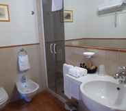 In-room Bathroom 4 Borgo Sant'Ambrogio Resort