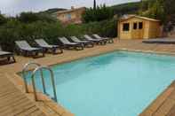 Swimming Pool Hôtel Restaurant Le Castel Fleuri