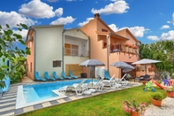 Swimming Pool Apartment Vili 351