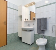 In-room Bathroom 6 Apartments Emil 596