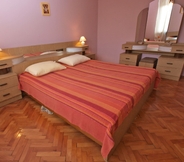 Kamar Tidur 2 Apartments Ivanka 1056