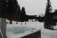 Kemudahan Hiburan Moose Meadow Retreat Private Home with Hot Tub