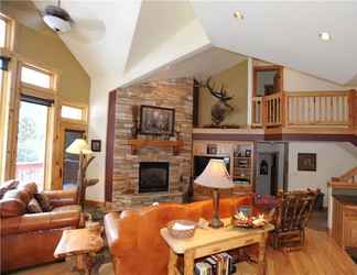 Lobi 2 Moose Meadow Retreat Private Home with Hot Tub