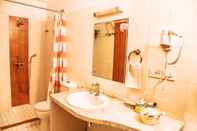In-room Bathroom Red Arrow Residency